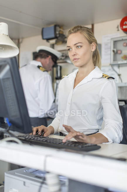 Жіночий палубі офіцер на мосту за допомогою комп'ютера — стокове фото