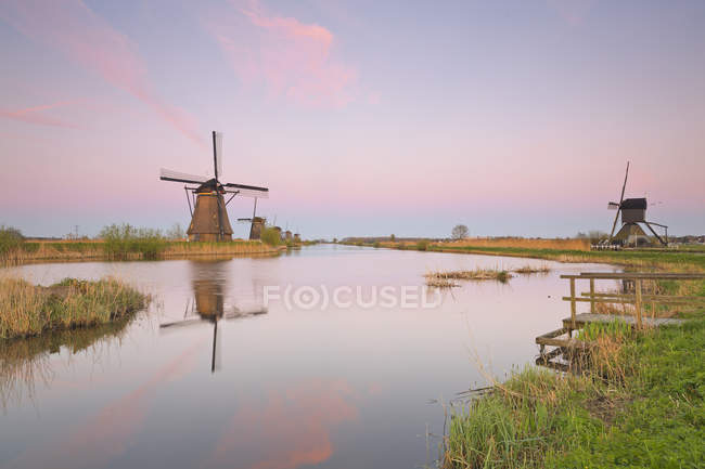 Paesi Bassi, Kinderdijk, Kinderdijk mulini a vento al crepuscolo — Foto stock