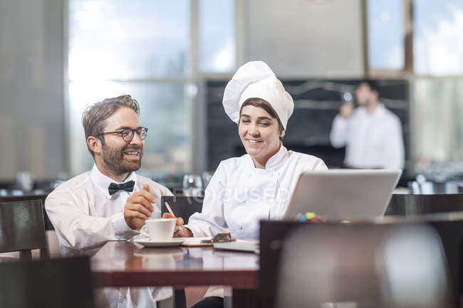 Ristorante chef e manager discutendo menu — Foto stock
