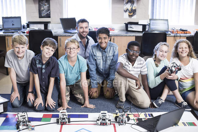 Retrato de crianças sorridentes com professor em aula de robótica — Fotografia de Stock