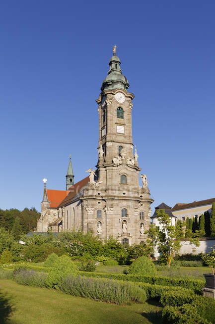 Österreich, Niederösterreich, Stiftskirche Zwettl im hellen Sonnenlicht — Stockfoto