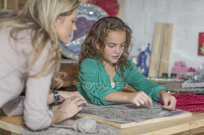 Mère et fille faisant de l'artisanat dans le garage à la maison — Photo de stock