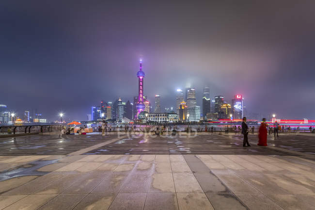 China, Shanghai, Skyline de Pudong con Bund Promenade por la noche - foto de stock