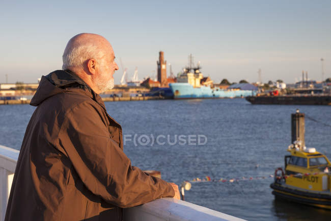 Germania, Bassa Sassonia, Cuxhaven, senior al porto guardando in vista — Foto stock