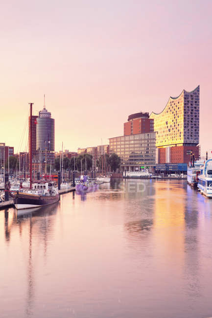 Германия, Гамбург, Эльбфилармония и гавань в утреннем свете — стоковое фото