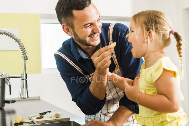 Feliz padre e hija en la cocina - foto de stock