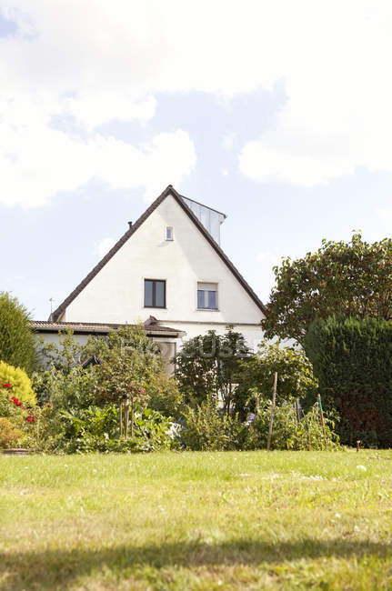 Germania, casa unifamiliare con giardino in primo piano — Foto stock