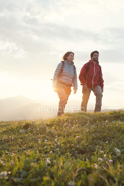 Austria, Tyrol, couple hiking at Unterberghorn at sunrise — Stock Photo