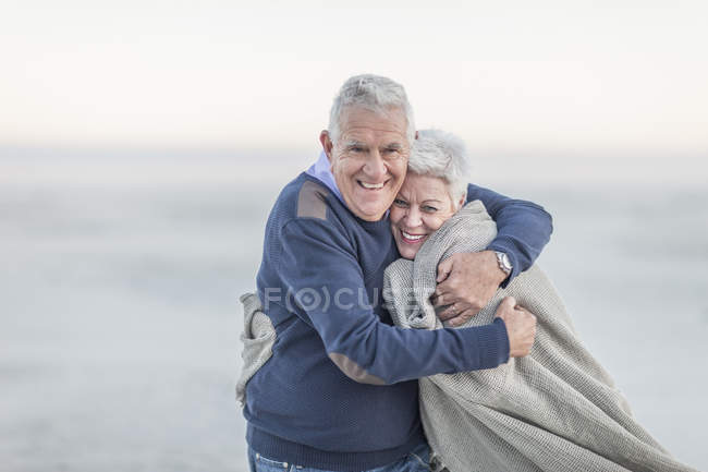 Ritratto di coppia anziana sulla spiaggia — Foto stock