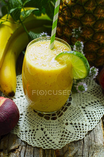 Bicchiere di frutta Frullato con banane, ananas e menta sul Centrino — Foto stock
