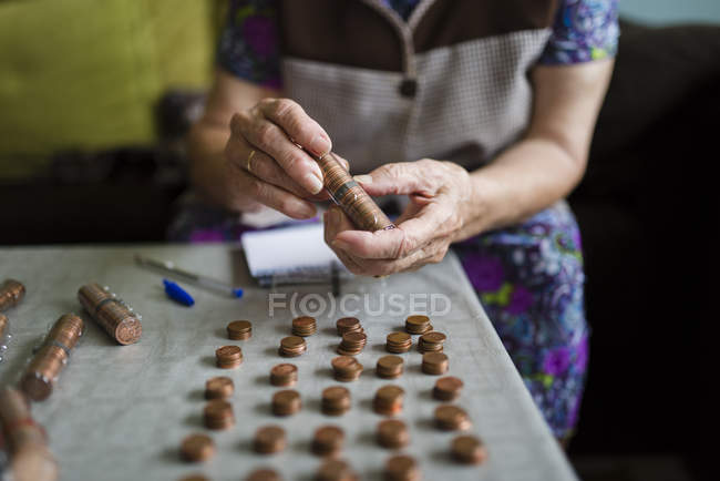Стара жінка, Перерахунок грошей, що робить стеки євро центів — стокове фото