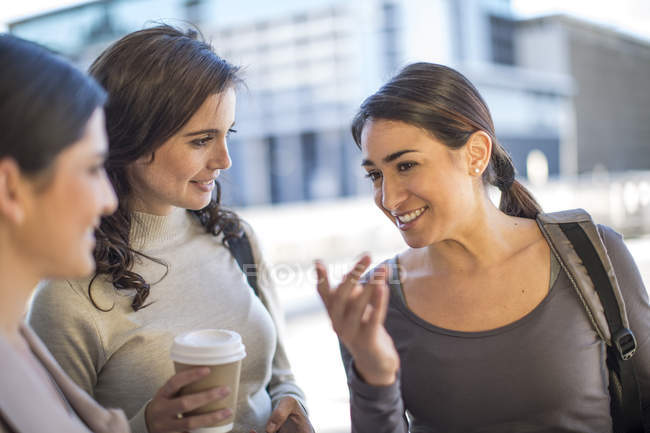 Colleghi che prendono un caffè in città — Foto stock