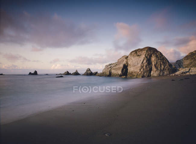 Spagna, Ortigueira, Picon spiaggia al crepuscolo e rocce sullo sfondo — Foto stock