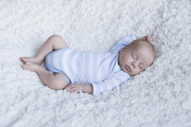 Bebé recién nacido niño durmiendo en manta - foto de stock