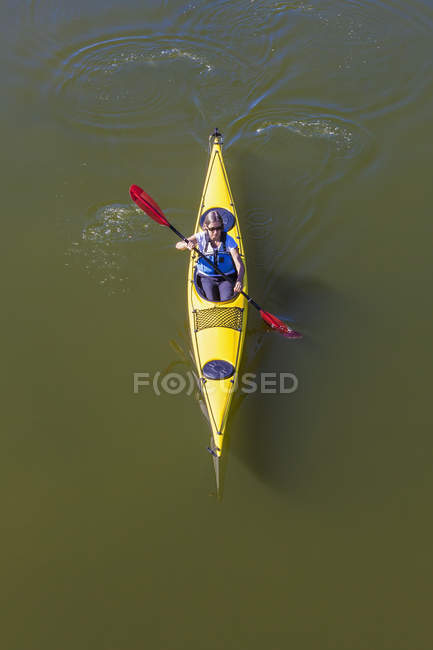 Vista dall'alto della donna kayak sul lago — Foto stock