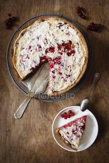 Wholemeal currant cake with marzipan and honey-meringue — Stock Photo