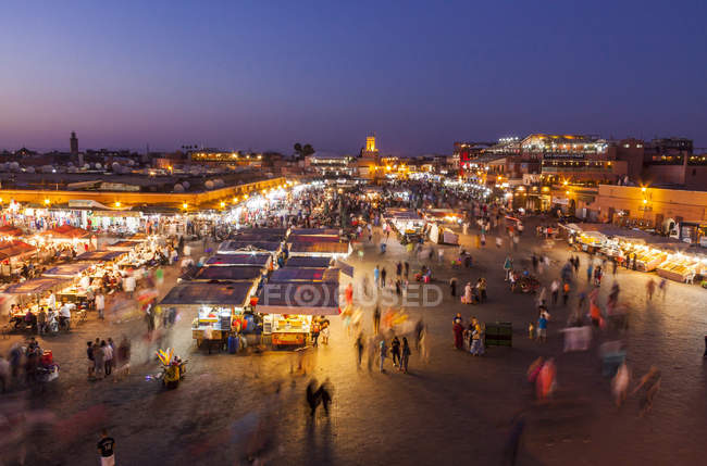Marrocos, Marraquexe, vista para iluminado bazar Jemaa el-Fnaa — Fotografia de Stock