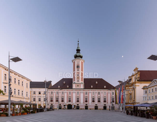 Austria, Bassa Austria, St. Poelten, Piazza del Municipio e Municipio la sera — Foto stock