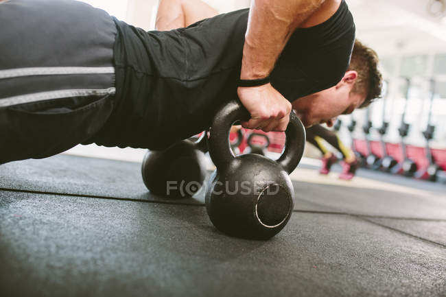 CrossFit athlète faisant push-ups sur kettlebells — Photo de stock