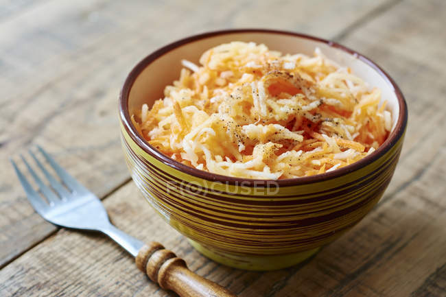 Ciotola di insalata di rapa di carote di mela — Foto stock