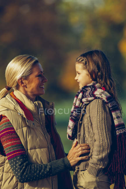 Mère et fille heureuses se regardant dans le parc automnal — Photo de stock