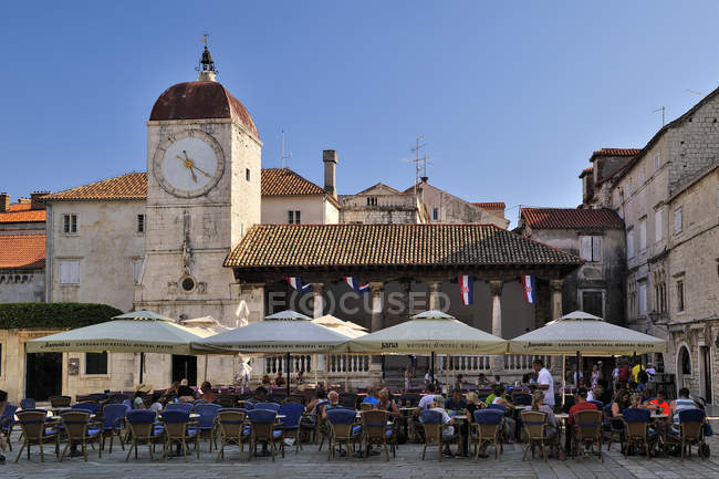 Croácia, Trogir, Catedral de São Lourenço, torre sineira e galeria sobre a rua — Fotografia de Stock
