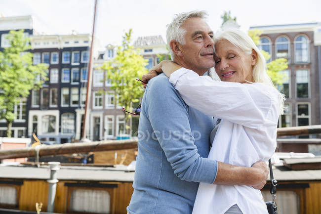 Paesi Bassi, Amsterdam, felice coppia di anziani che abbraccia — Foto stock