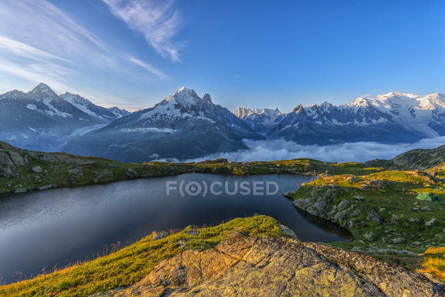 França, Mont Blanc, Lago Cheserys, montanha e lago ao nascer do sol — Fotografia de Stock