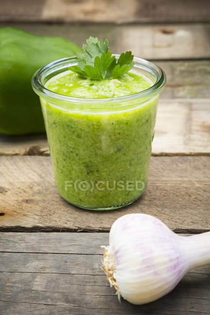 Gazpacho verde, pimentón verde y ajo - foto de stock