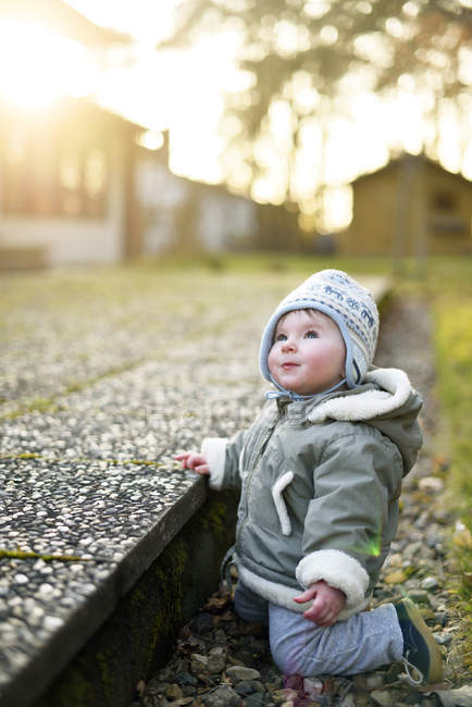 Portrait de bébé fille regardant quelque chose à l'extérieur — Photo de stock