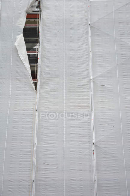 Maison avant avec revêtement blanc et une déchirure — Photo de stock