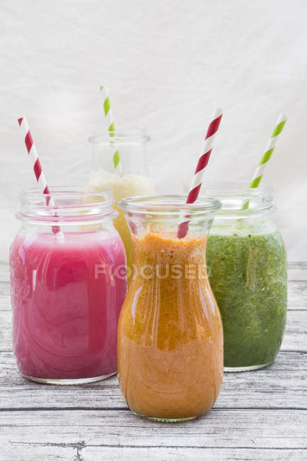 Quatro copos de smoothies diferentes — Fotografia de Stock