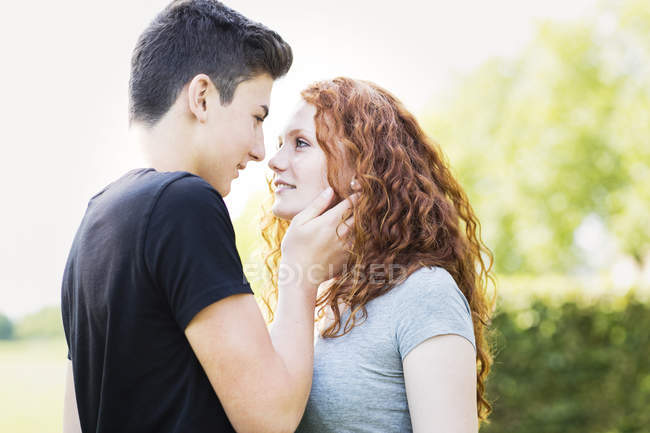Adolescente casal apaixonado ao ar livre — Fotografia de Stock
