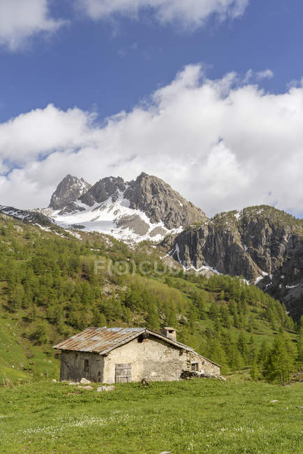 Itália, Piemont, Maira Valley, celeiro nas montanhas — Fotografia de Stock