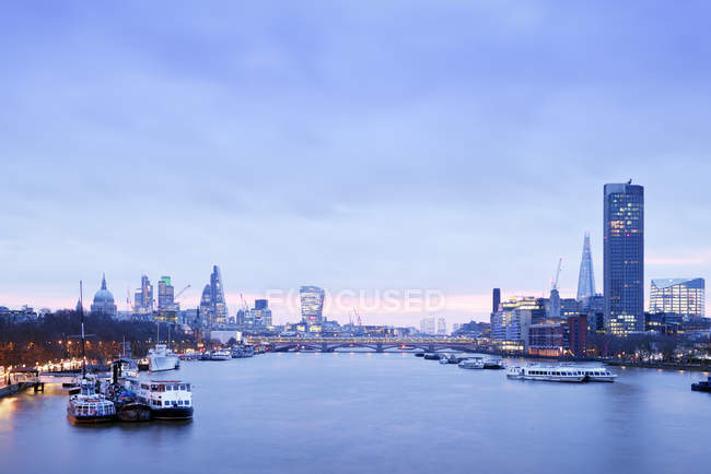 Royaume-Uni, Londres, horizon avec la Tamise à l'aube — Photo de stock