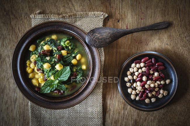 Soupe d'épinards arabes aux pois chiches, haricots rouges et lentilles rouges — Photo de stock