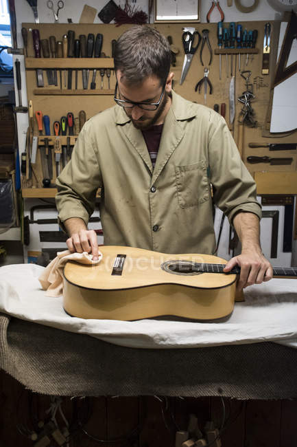 Luthier al lavoro nel suo laboratorio — Foto stock