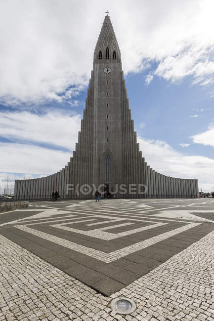 Islanda, Reykjavik, chiesa di Hallgrimskirkja durante il giorno — Foto stock