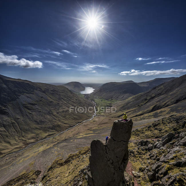 Inglaterra, Cumbria, Lake District, Wasdale Valley, Great Gable, Napes Needle, alpinistas — Fotografia de Stock