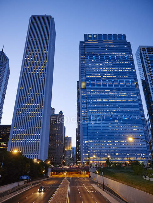 EUA, Illinois, Chicago, Aon Center, Torre Blue Cross Shield, Columbus Drive, hora azul — Fotografia de Stock
