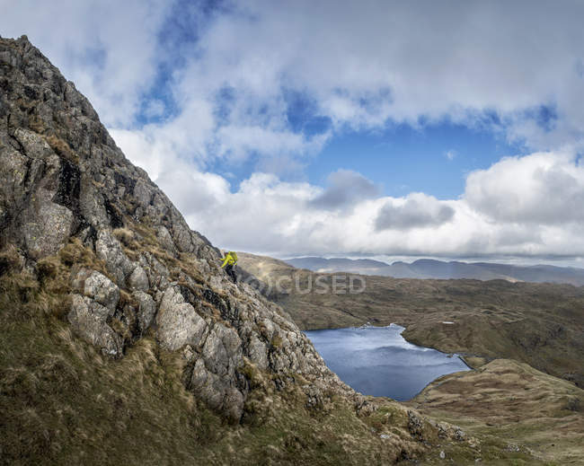 England, cumbria, Lake District, langdale, harrison stickle, kletterer auf den Berg — Stockfoto