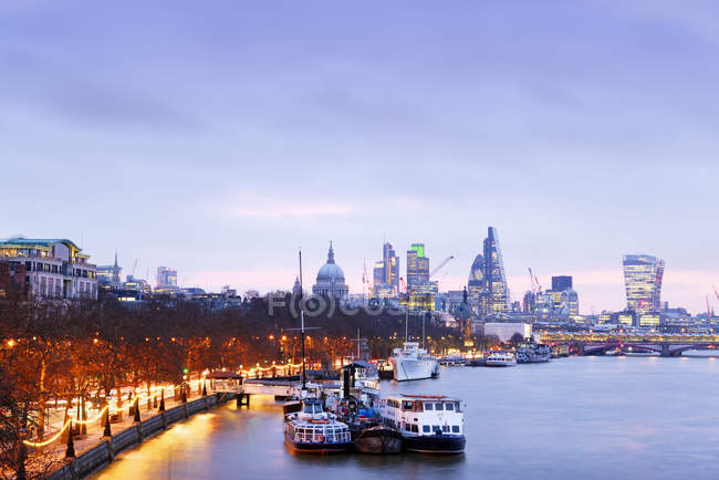 Royaume-Uni, Londres, horizon avec la Tamise à l'aube — Photo de stock