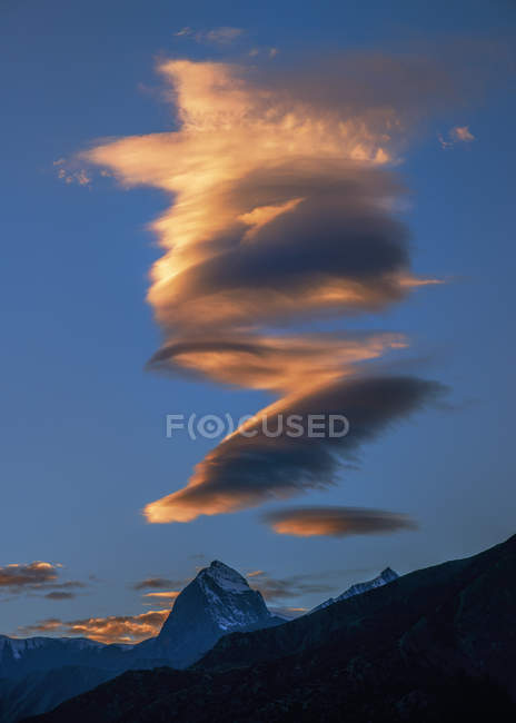 Nepal, Annapurna, Yak Kharka, Wolken über den Bergen am Abend — Stockfoto