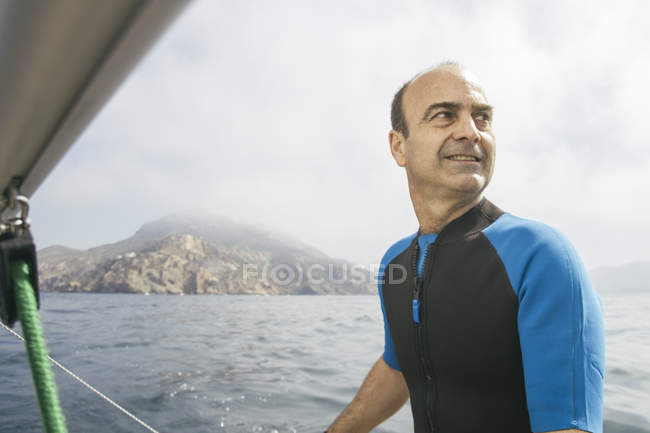 Uomo che naviga con la sua barca a vela in mare — Foto stock