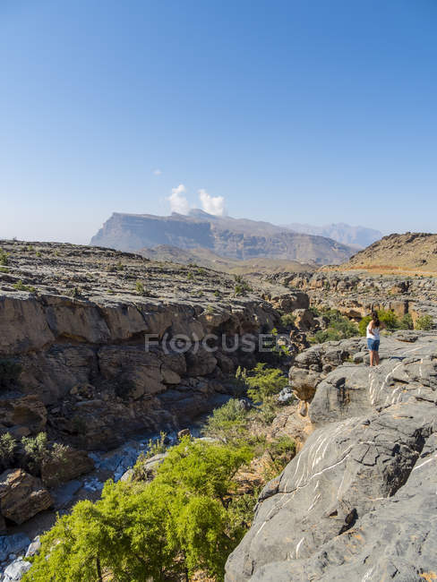 Omán, Jebel Shams, mujer de pie en el mirador - foto de stock