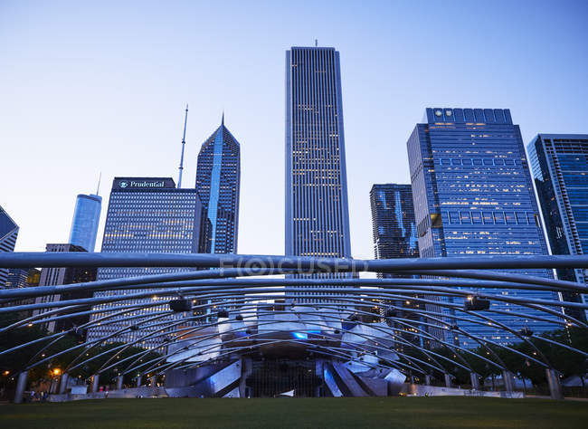 États-Unis, Illinois, Chicago, vue sur les immeubles en hauteur pendant la journée — Photo de stock