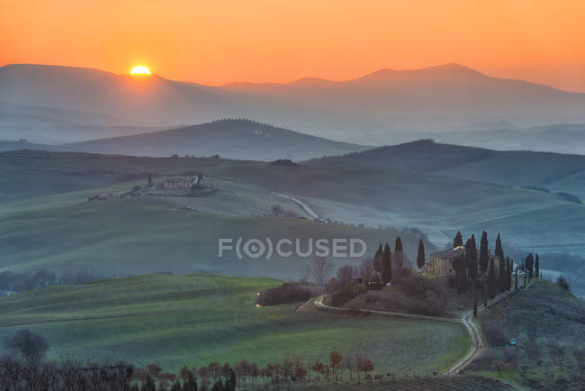 Italy, Tuscany, Val d'Orcia, view to rolling landscape at sunrise — Stock Photo