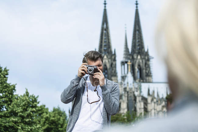 Germania, Colonia, uomo che fotografa la sua ragazza — Foto stock