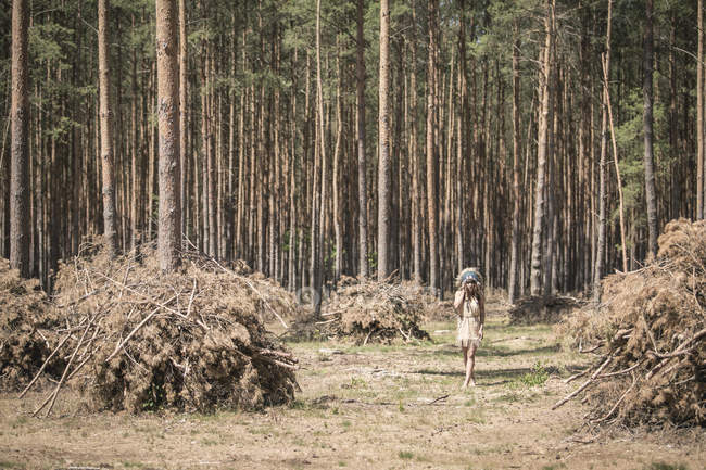 Mujer joven disfrazada de india parada en el bosque - foto de stock