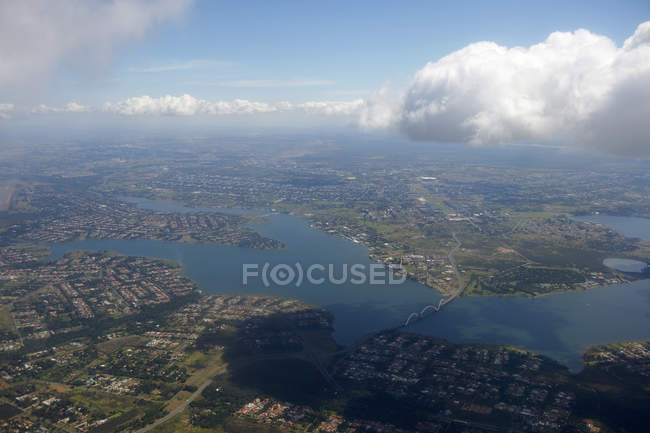 Vista aérea da ponte Juscelino Kubitschek com paisagem urbana, Brasília, Distrito Federal, Brasil — Fotografia de Stock